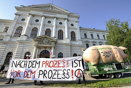 demonstrantinnen halten ein schild, auf dem "nach dem prozess ist vor dem prozess" steht